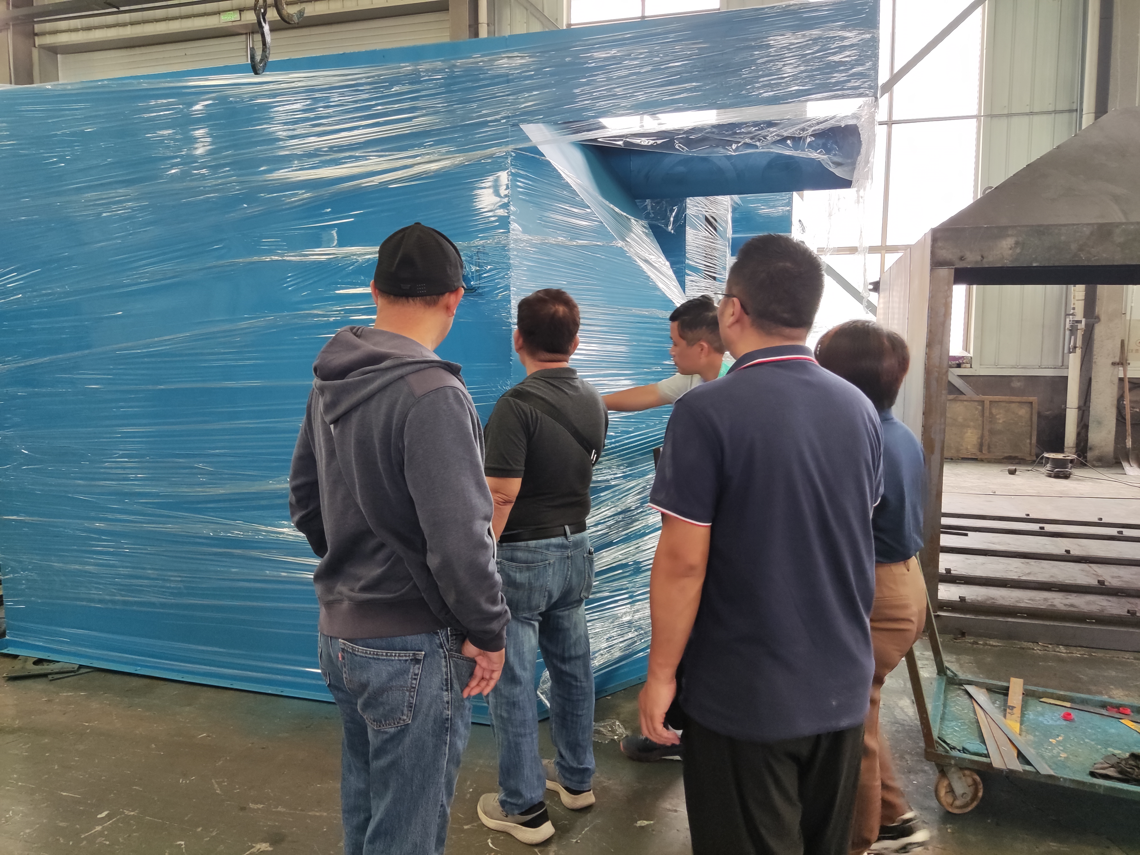 Filipino customer comes to inspect the shot blasting machine